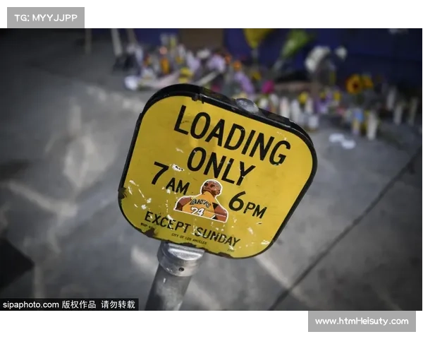 斯台普斯中心外球迷自发悼念科比,鲜花球衣堆积如山 斯台普斯中心外球迷自发悼念科比,鲜花球衣堆积如山