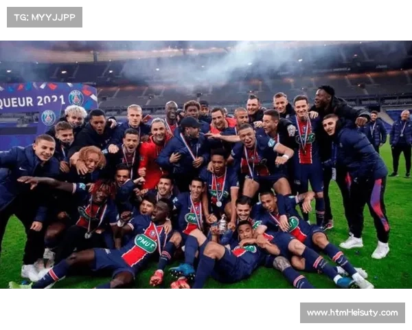 球迷场外热情高涨，欧冠比赛日城市氛围浓厚