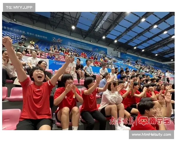 赛场温情瞬间：海西州选手“秋千抱”对手旋转，观众欢呼化解竞技紧张